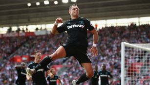 Chicharito festeja gol con los Hammers