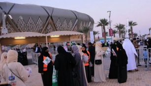 Mujeres a las afueras del King Abdullah Sports City, en Arabia Saudita