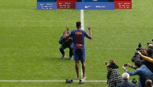 Yerry pisó descalzo el Camp Nou en su presentación 