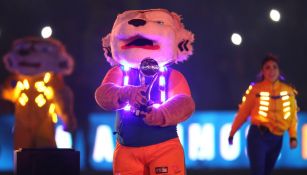 La mascota de Tigres presenta el título del Apertura 2017