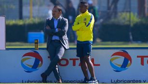 Santiago Baños y Andrés Ibargüen observan un entrenamiento