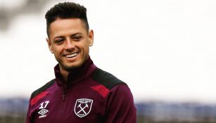 Chicharito sonríe en un entrenamiento del West Ham