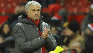 Mourinho aplaude después del partido contra Stoke City