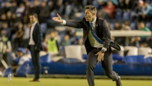 Caixinha lanza una indicación a sus jugadores en el deulo vs León 