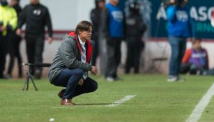 Matías Almeyda observa el juego contra Necaxa