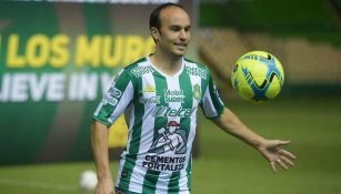 Landon Donovan controla el balón en su presentación con León