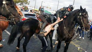 Policías arrestan a una persona por violencia previo al partido