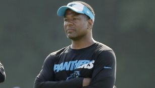 Steve Wilks observa una práctica de Carolina