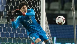 Memo Ochoa, durante un partido con el Tri