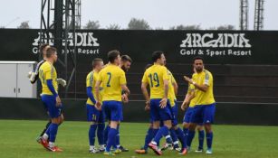 Esqueda celebra un gol con sus compañeros