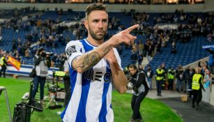 Miguel Layún saluda a la afición después del partido con el Porto