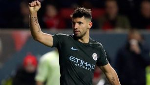 Agüero levanta el brazo en señal de triunfo