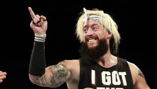 Enzo Amore sonríe señalando a los fans de WWE