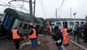 Elementos de rescate ayudan a los pasajeros a salir del tren
