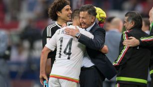Chicharito abraza a Osorio en un partido del Tri
