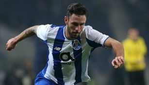 Miguel Layún en una jugada del partido con el Porto