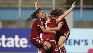 Selección Nacional Femenil en festejo tras anotar frente a Canadá