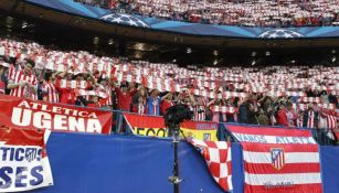 Aficionados del Atlético de Madrid apoyan a su equipo en un partido