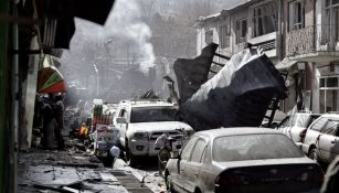 Daños que dejó la explosión de una ambulancia en Kabul
