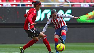 Brenda Viramontes controla el balón en un juego con Chivas