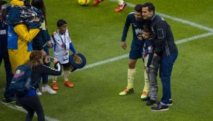 Leo posa junto a Rafa y Oribe en la cancha del Azteca