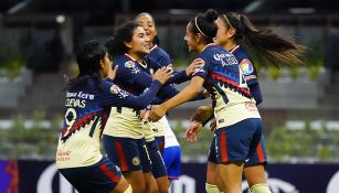 Jugadoras de América celebran uno de los siete goles en el Azteca