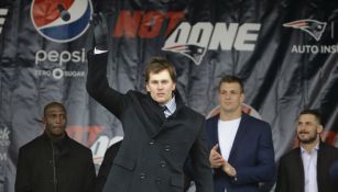 Brady lanza el micrófono durante la despedida de los Patriots