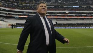 Miguel Herrera, el la cancha del Azteca previo al juego contra Atlas