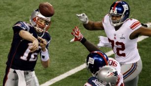 Umanyiora presiona a Brady durante un Super Bowl XLVI