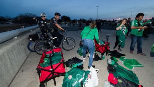 Mexicanos vendiendo mercancía afuera del Alamodome 