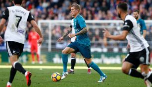 Toni Kroos conduce el balón en el partido contra Valencia