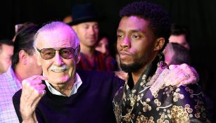 Stan Lee (izq) junto al actor Chadwick Boseman (der)