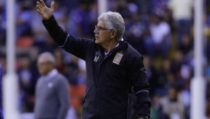 Tuca Ferretti dirige a sus pupilos en el duelo contra Querétaro