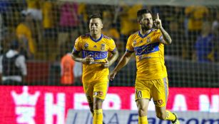 Gignac y Vargas celebran un gol con Tigres en el A2017