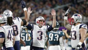 Gostkowski celebra con sus compañeros tras anotar un gol de campo