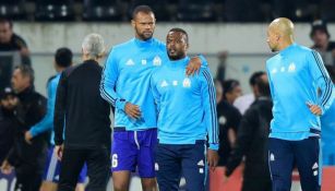 Evra es abrazado por un compañero en el Olympique de Marsella