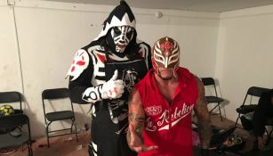 L.A Park posa para la foto con Rey Mysterio antes de subir al ring 