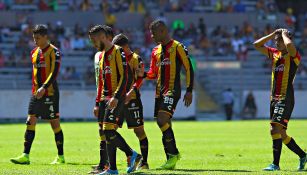 Jugadores de Leones se lamentan en un juego