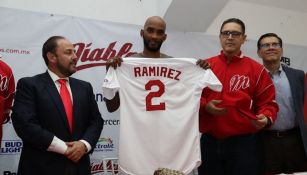 Alexei Ramírez posa con la franela de Diablos Rojos 