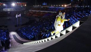 Su Hyon y  Jong-ah con la antorcha durante la ceremonia