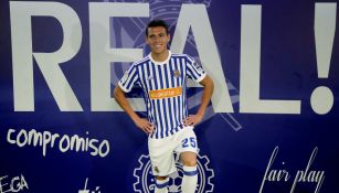 Héctor Moreno posa con los colores de la Real Sociedad