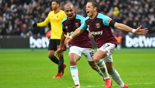 Chicharito celebra una anotación con West Ham