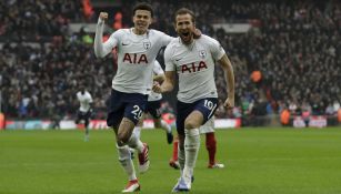 Kane eufórico celebra su anotación con Dele Alli 