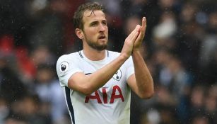 Kane aplaude en un partido con el Tottenham