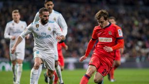 Carvajal lucha por el balón en el juego contra la Real Sociedad