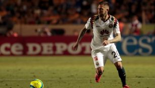 Jérémy Ménez conduce el balón en un juego con América