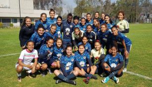 Darwin Quintero, junto al equipo femenil del América