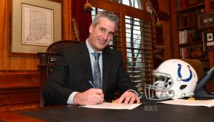 Frank Reich firmando su contrato con Indianapolis Colts