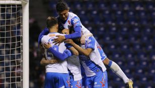 Jugadores de Puebla celebran un gol