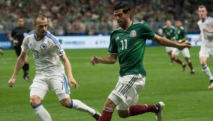 Carlos Vela disputa el balón en el juego del Tri contra Bosnia